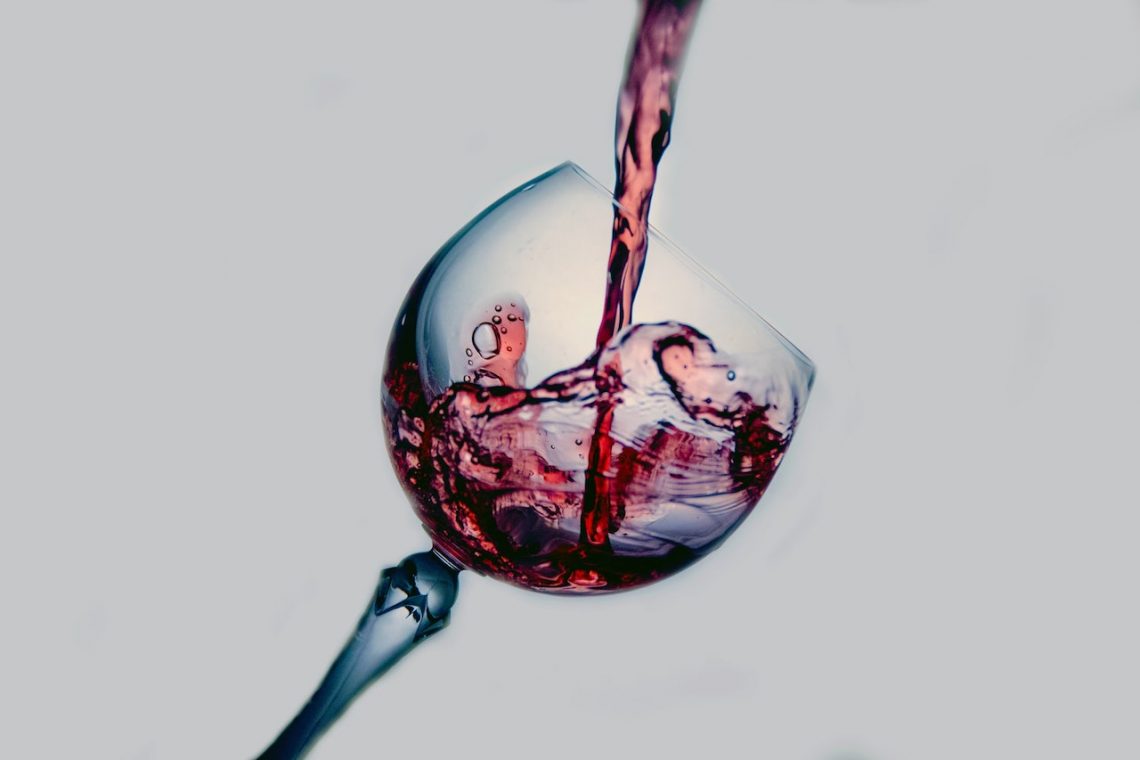 Verre de vin pour illustrer le lien entre larmes de vin et soudure laser (mécanique des fluides)