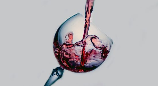 Verre de vin pour illustrer le lien entre larmes de vin et soudure laser (mécanique des fluides)